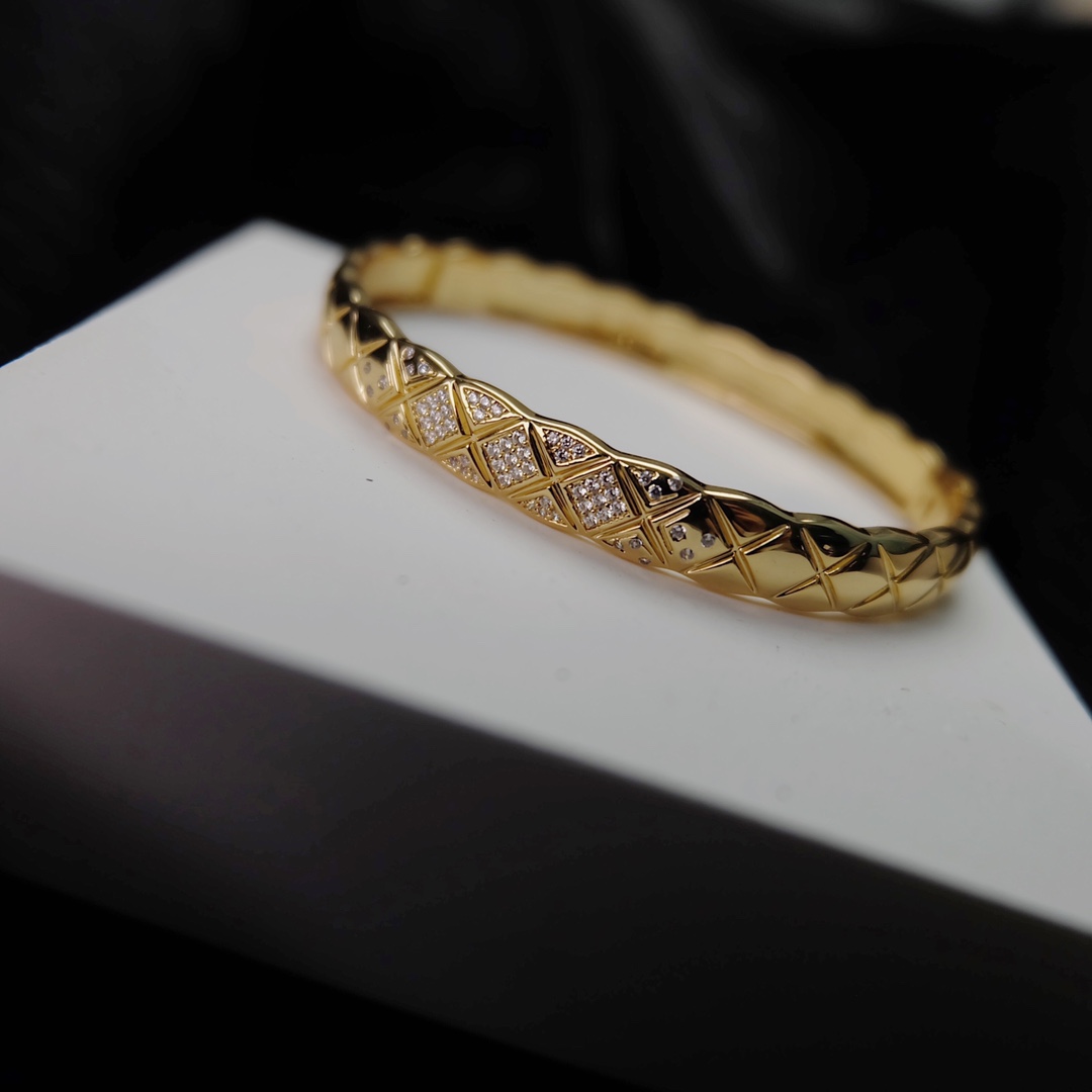 Chanel Diamond Coco Crush Bangle Bracelet - Wide Version - Image 3