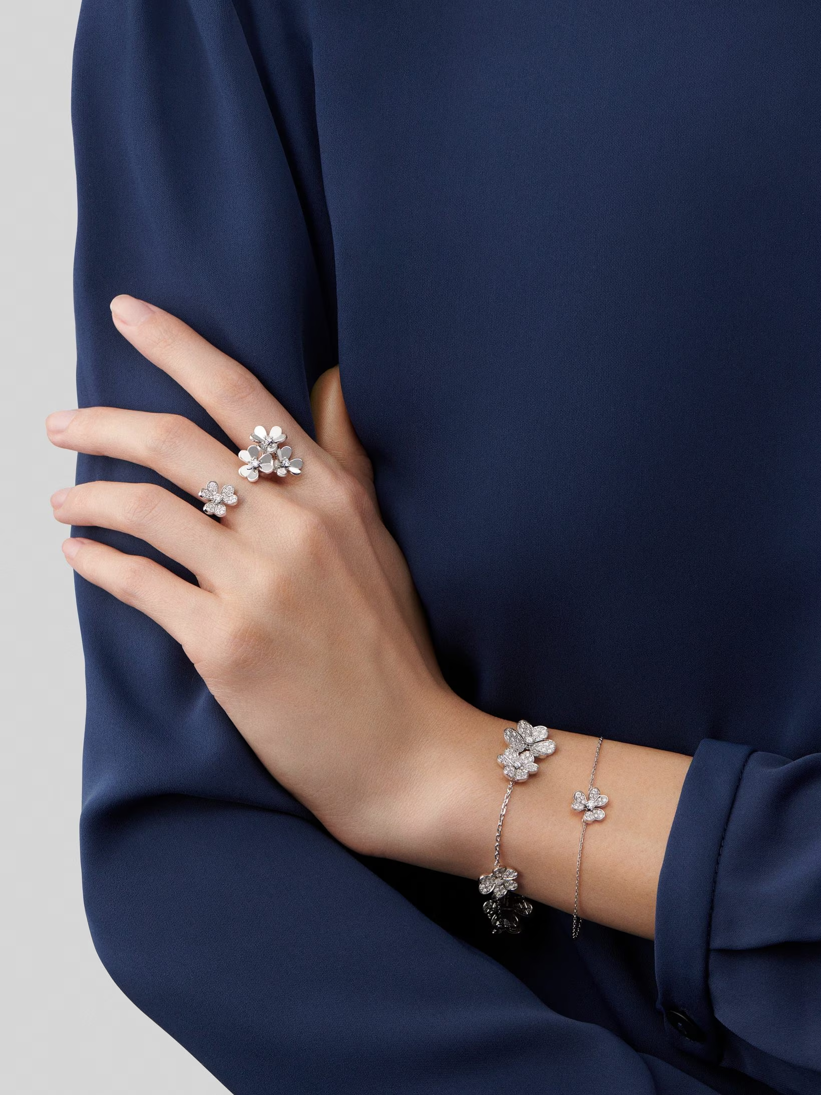 VCA Frivole Between the Finger Ring - Image 12