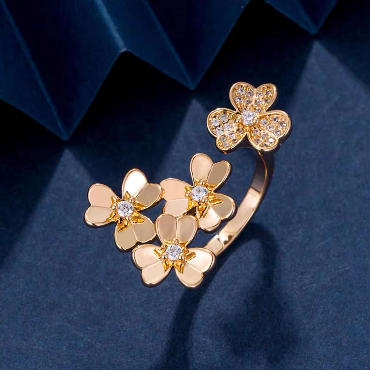 VCA Frivole Between the Finger Ring