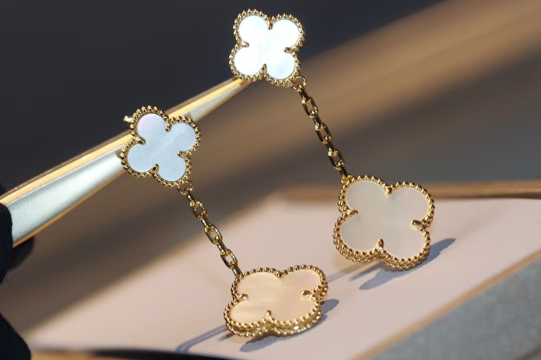 VCA Magic Alhambra Earrings, 2 Motifs - Image 2