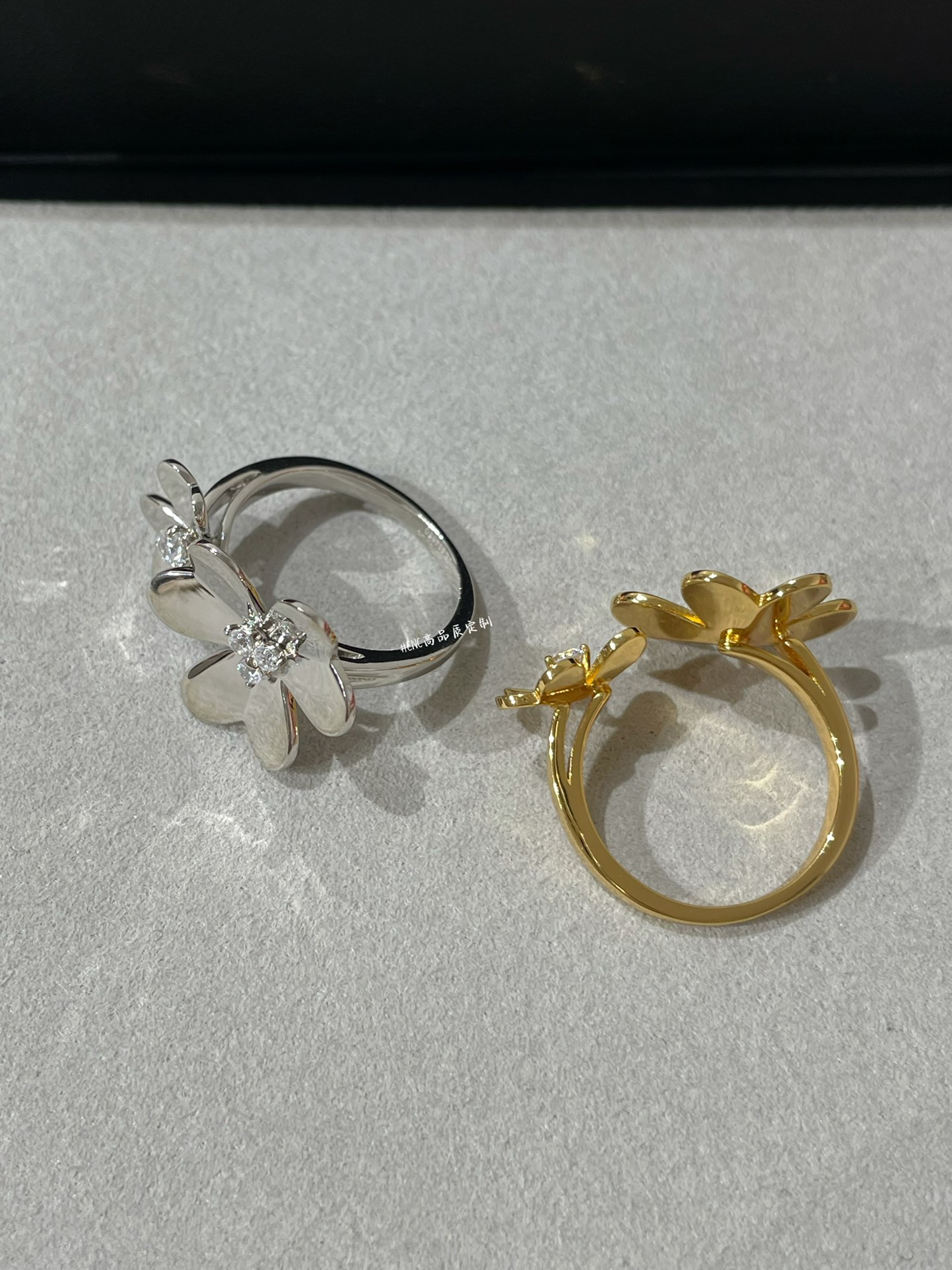 VCA 2 Flowers Frivole Between the Finger Ring - Image 12