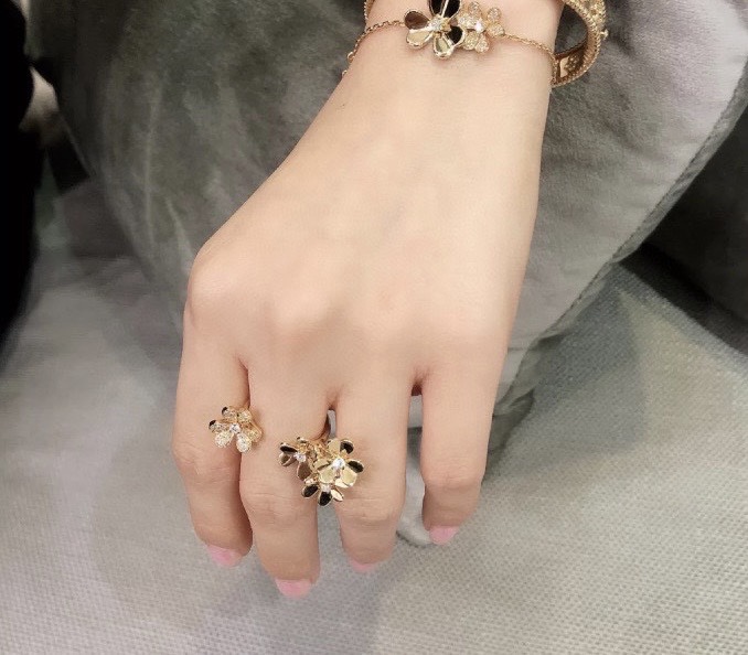 VCA Frivole Between the Finger Ring - Image 14