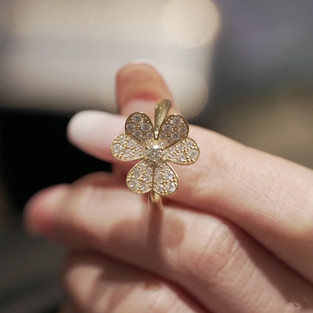 VCA 1 flower Frivole Ring - Image 4