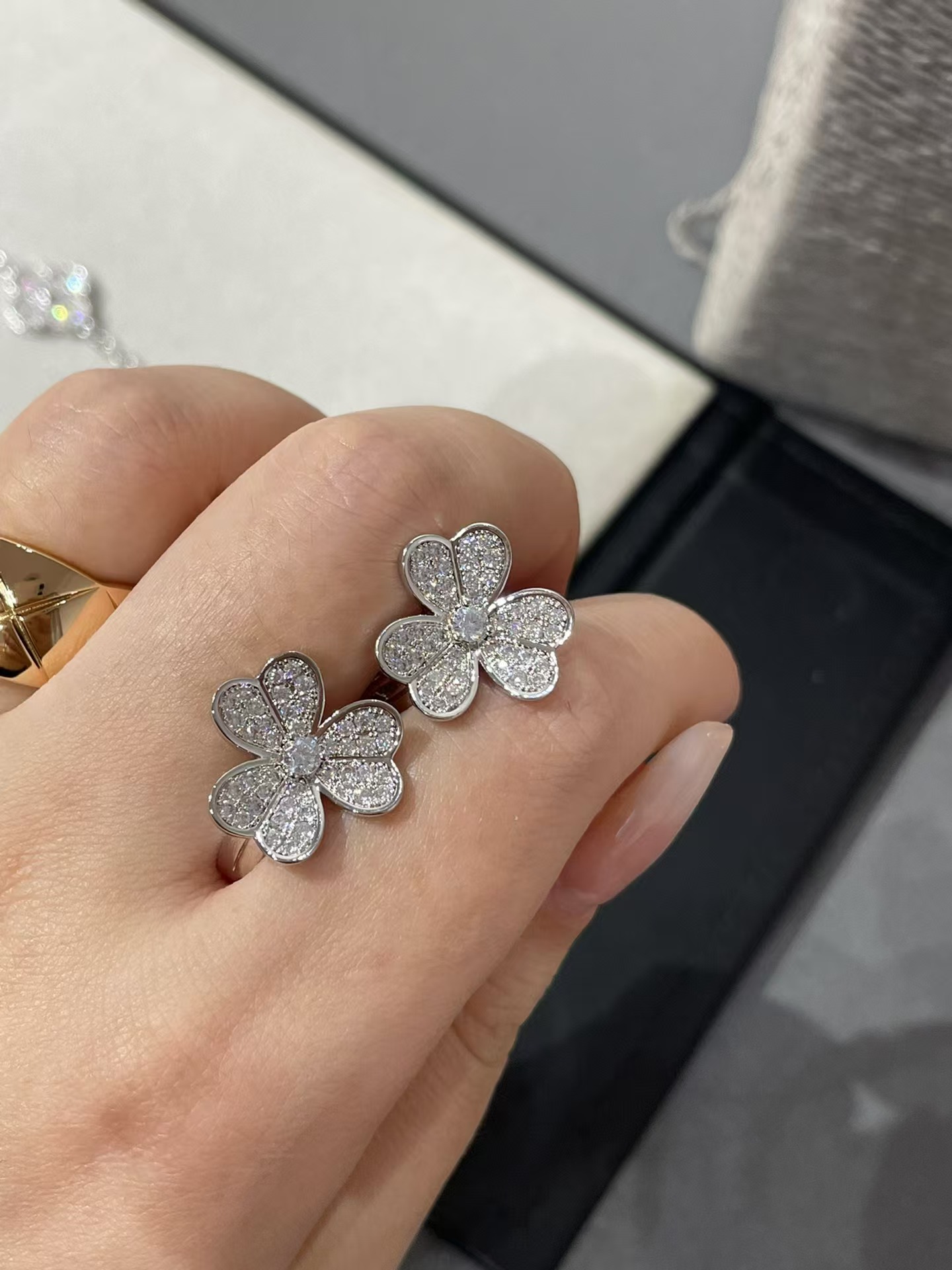 VCA Frivole Earrings - Small