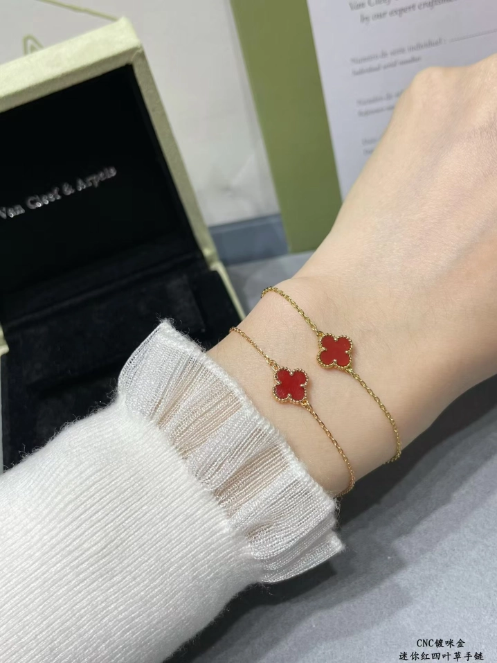 VCA Red Carnelian Clover Sweet Alhambra Bracelet, 1 Motif