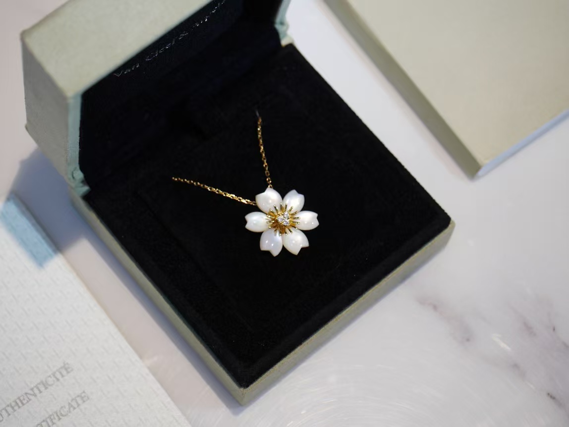 VCA Rose de Noël Pendant Necklace - Mini - Image 7