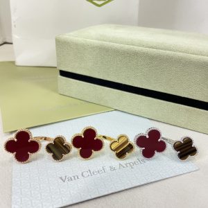 VCA Magic Alhambra Ring Between Finger