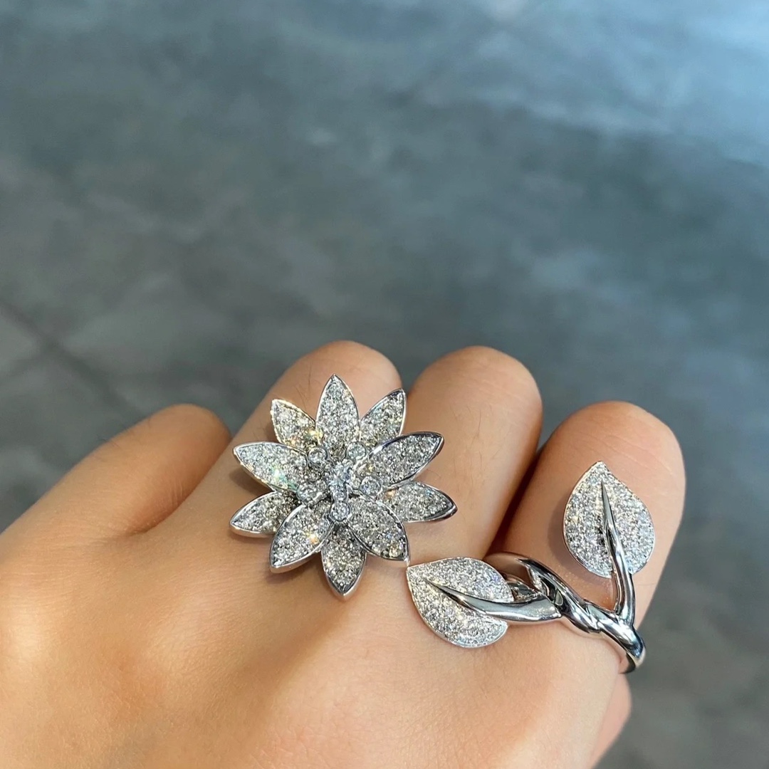 VCA Lotus Between the Finger Ring - Image 6