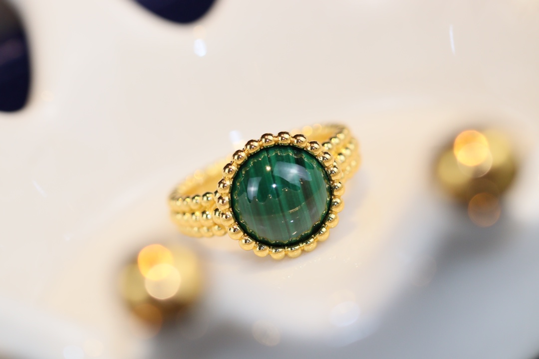 VCA Yellow Gold Malachite Perlee Couleurs Ring - Image 7