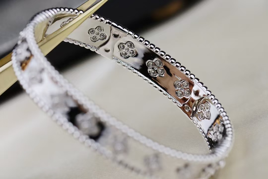 VCA Perlee Clovers Bracelet, Medium Bangle - Image 10