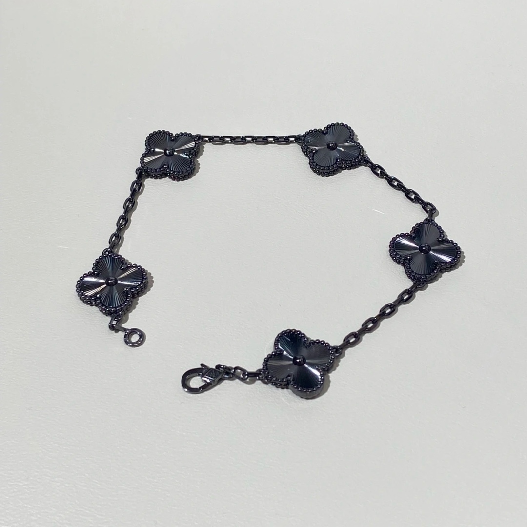 VCA Darth Vader Black Vintage Alhambra 5 Motifs Bracelet - Image 7