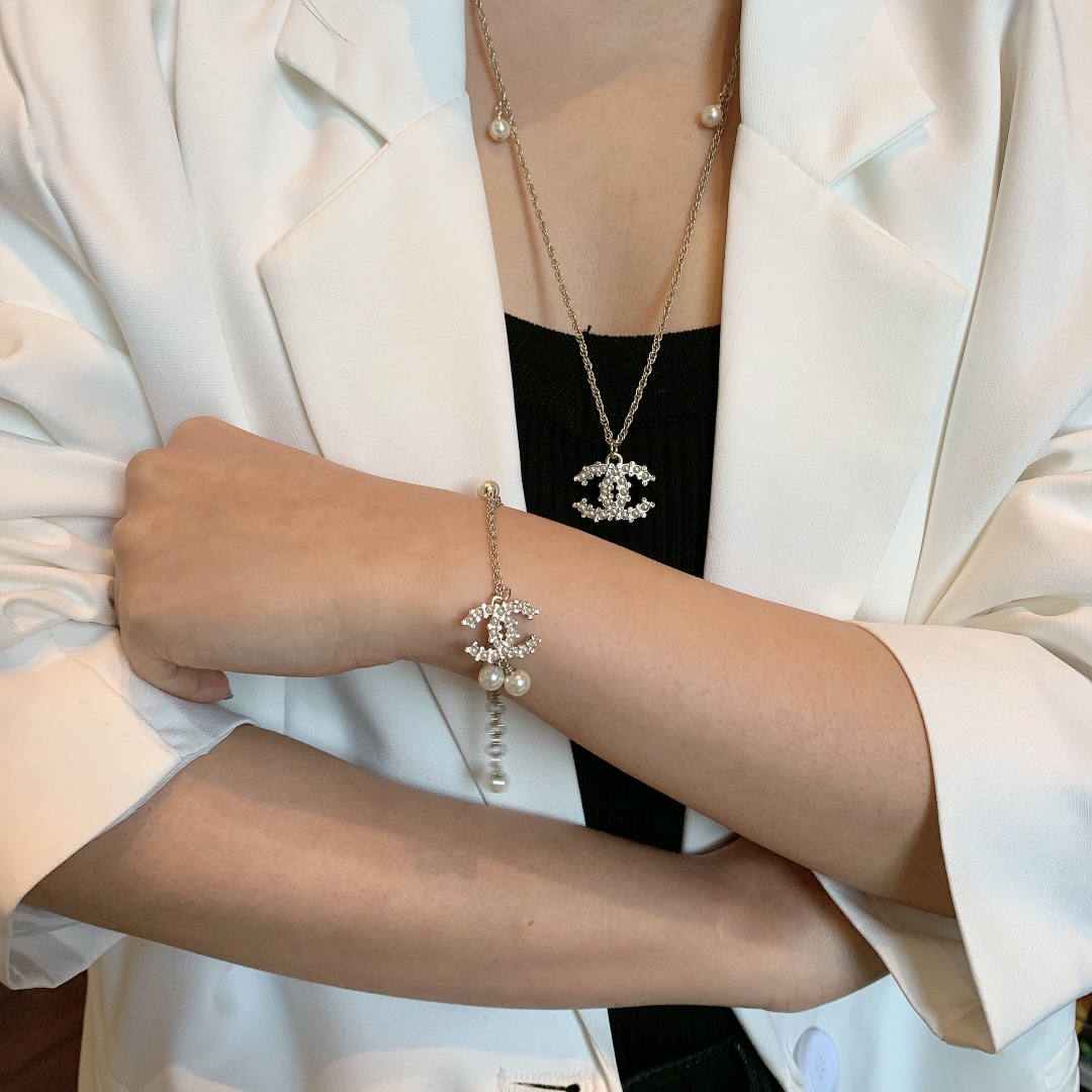 Chanel Pearls CC Charm Chain Bracelet - Image 10