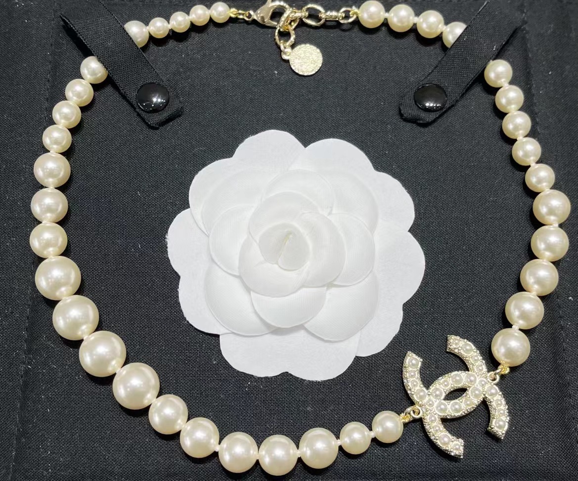 Chanel Vibe Gradient Pearl Necklace - Image 6