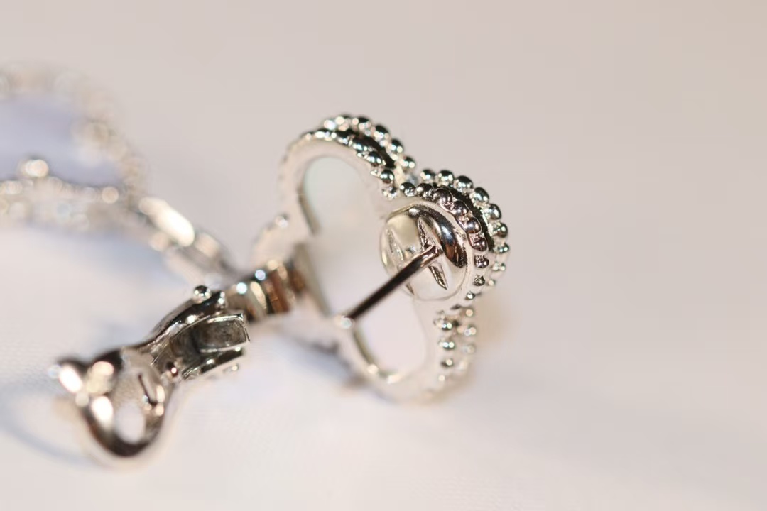 VCA Magic Alhambra Earrings 3 Motifs - Image 5