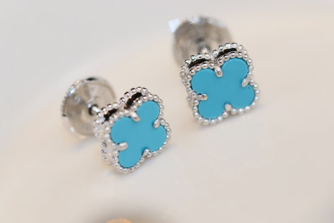 VCA Sweet Alhambra Earstuds Earring - Mini - Image 2