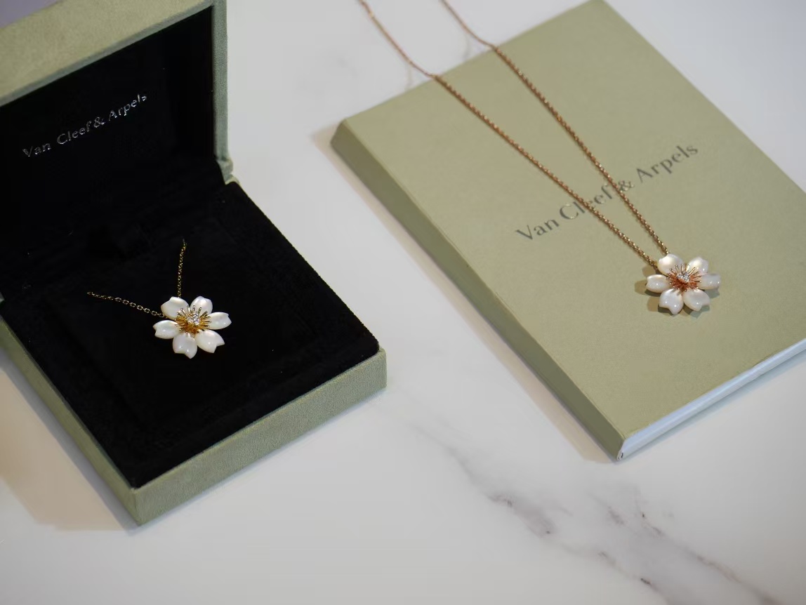 VCA Rose de Noël Pendant Necklace - Mini - Image 4