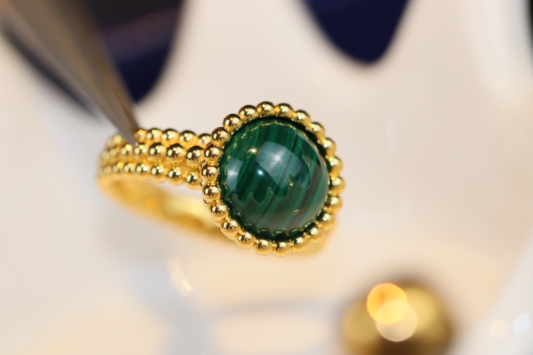 VCA Yellow Gold Malachite Perlee Couleurs Ring - Image 8