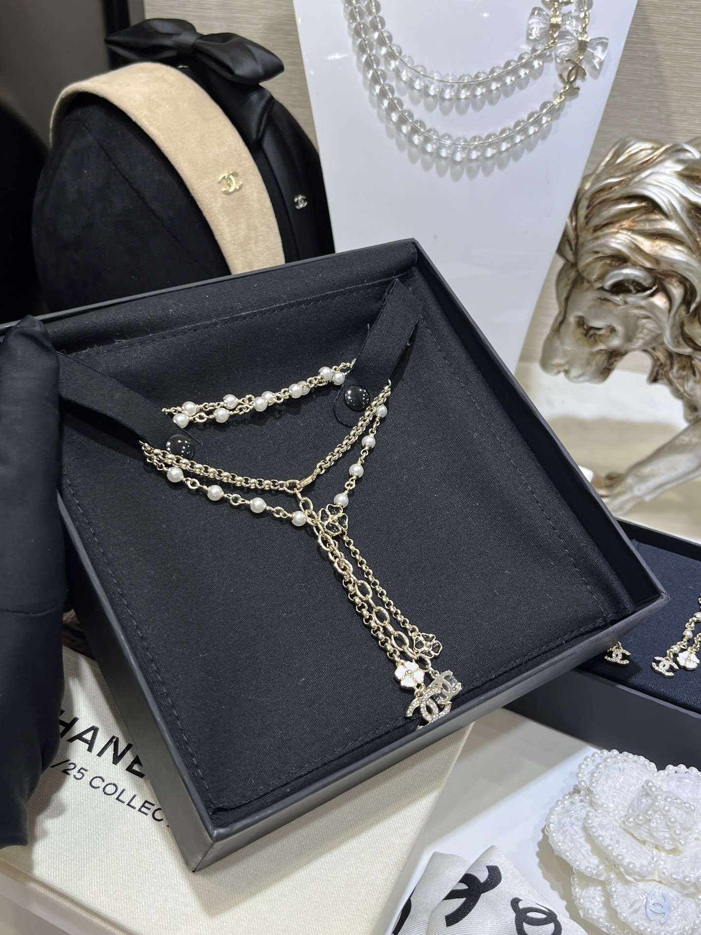Chanel Black and White Camellia Tassel Drop Pearl Y Necklace - Image 3