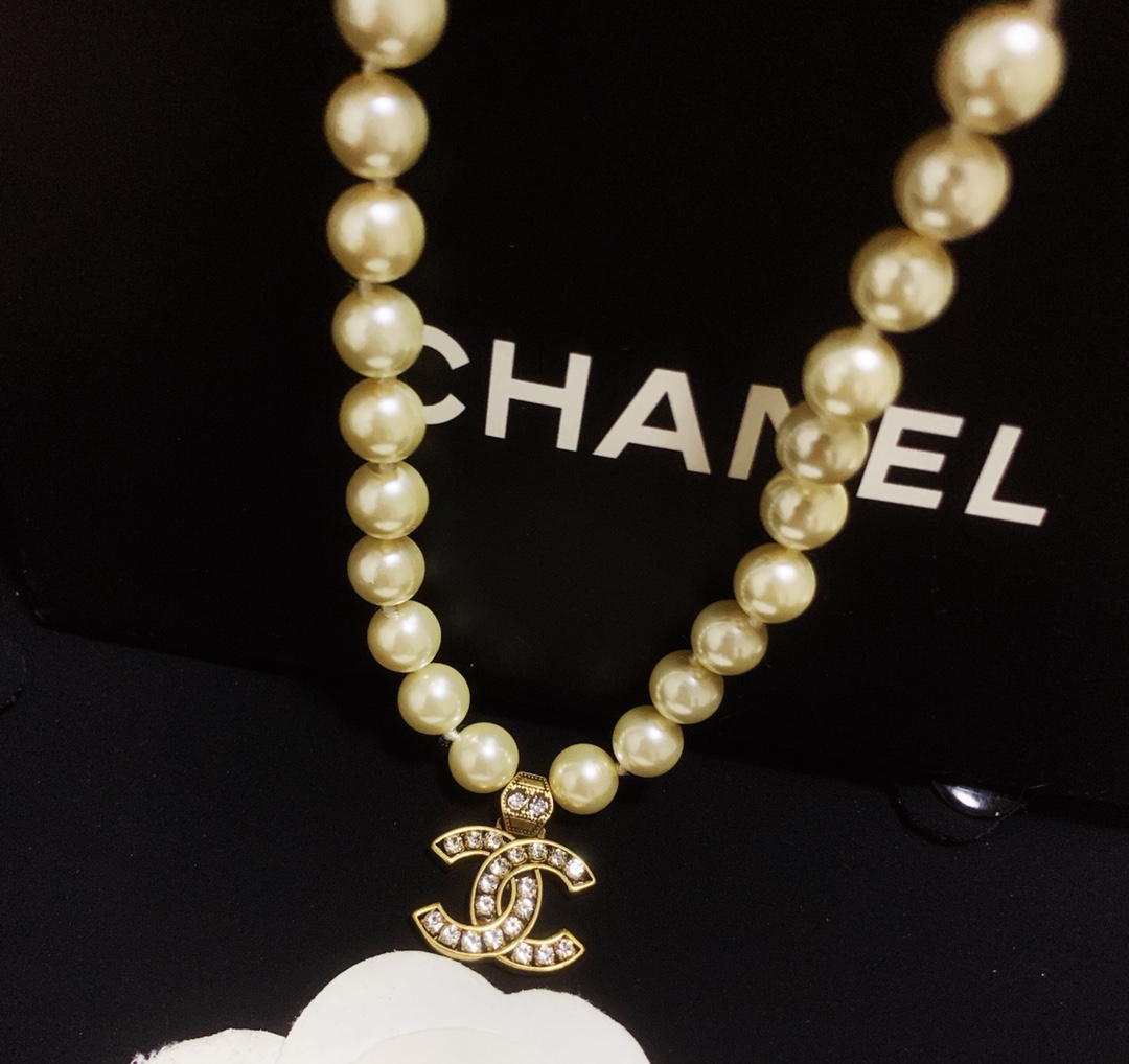 Chanel Vintage Pearl Choker with CC Pendant Necklace - Image 3