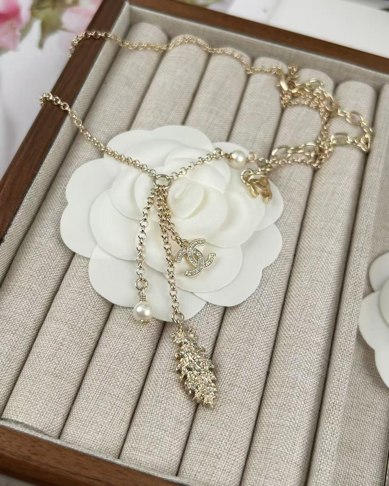 Chanel Feather Ear of Wheat Pearl Necklace - Image 5