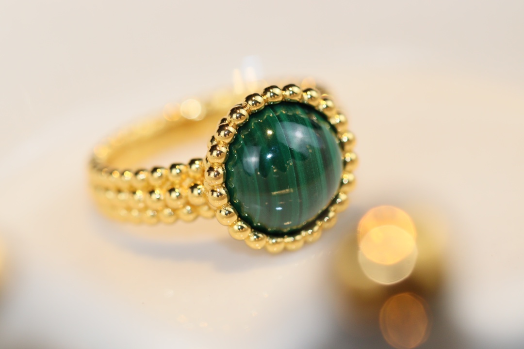 VCA Yellow Gold Malachite Perlee Couleurs Ring - Image 9