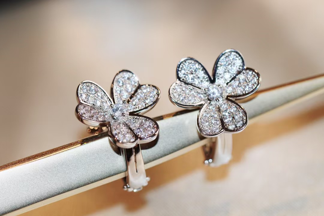 VCA Frivole Earrings - Small - Image 8