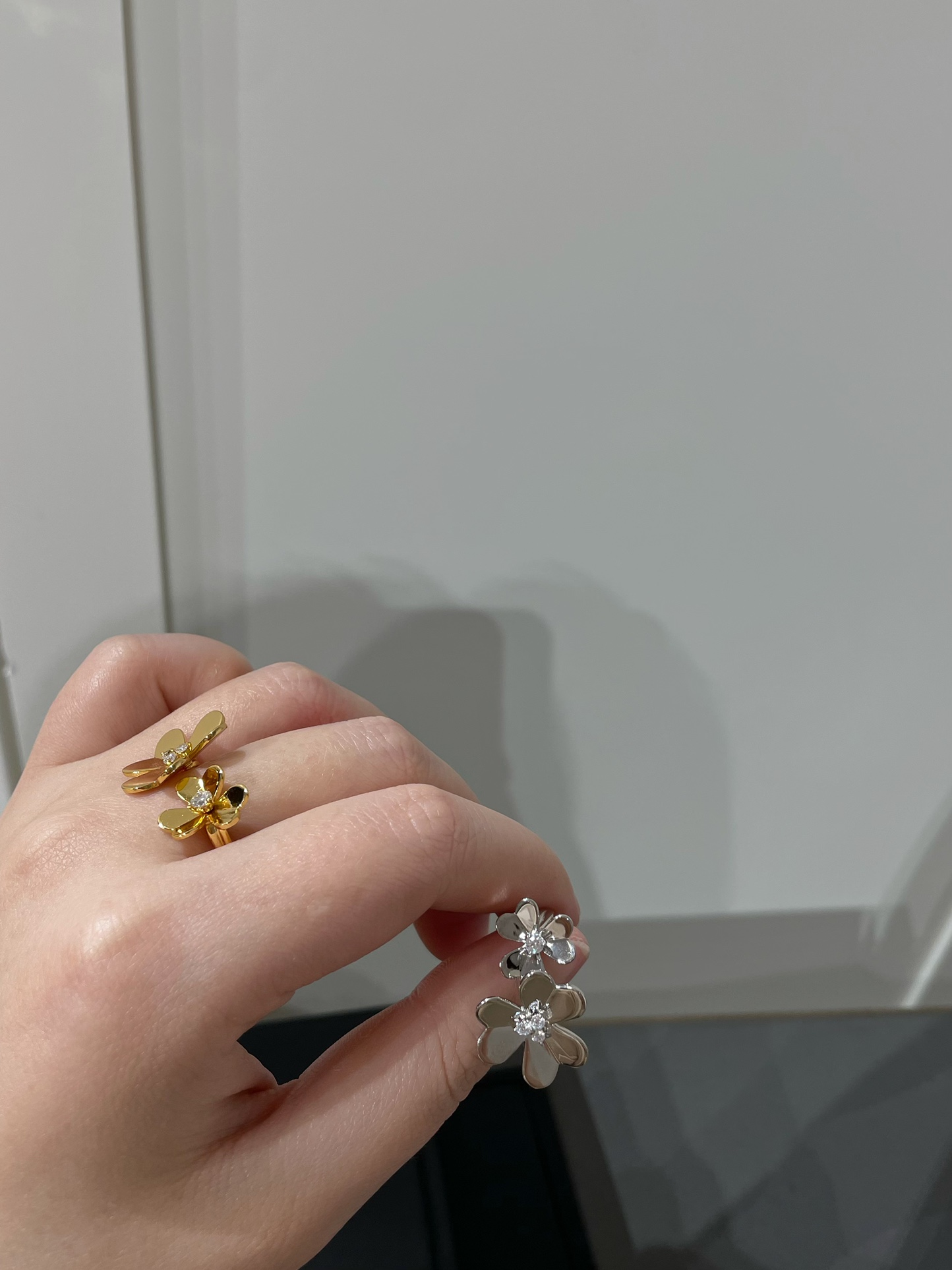 VCA 2 Flowers Frivole Between the Finger Ring - Image 4