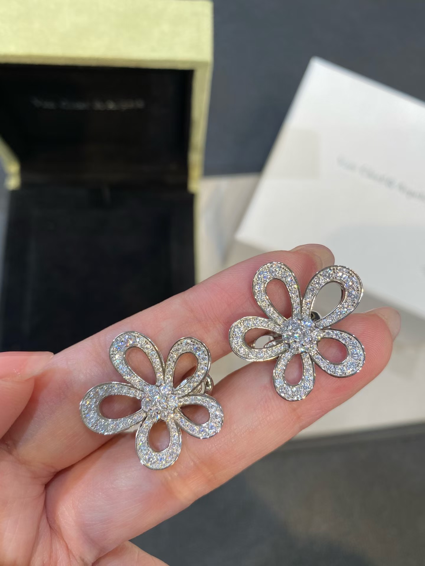 VCA Flowerlace Earrings