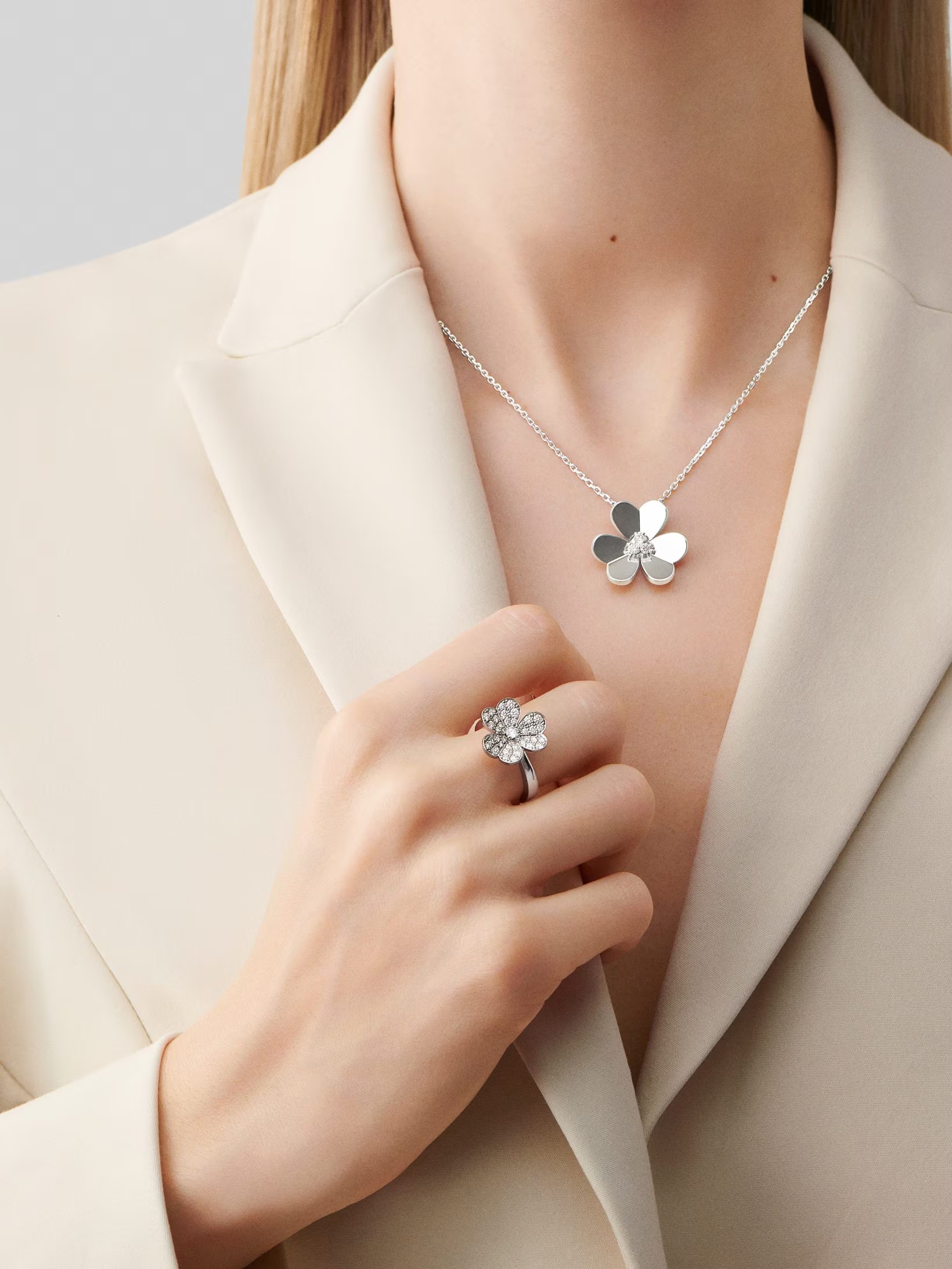 VCA 1 flower Frivole Ring - Image 6