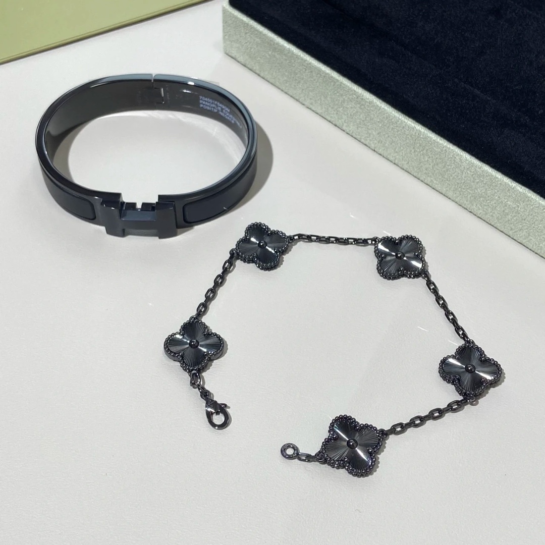VCA Darth Vader Black Vintage Alhambra 5 Motifs Bracelet - Image 9