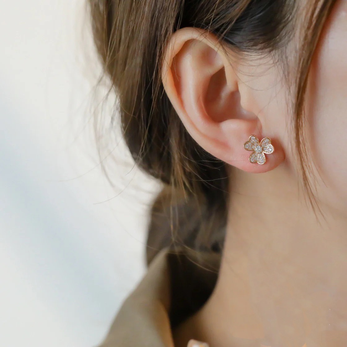 VCA Stud Frivole Earrings - Image 6