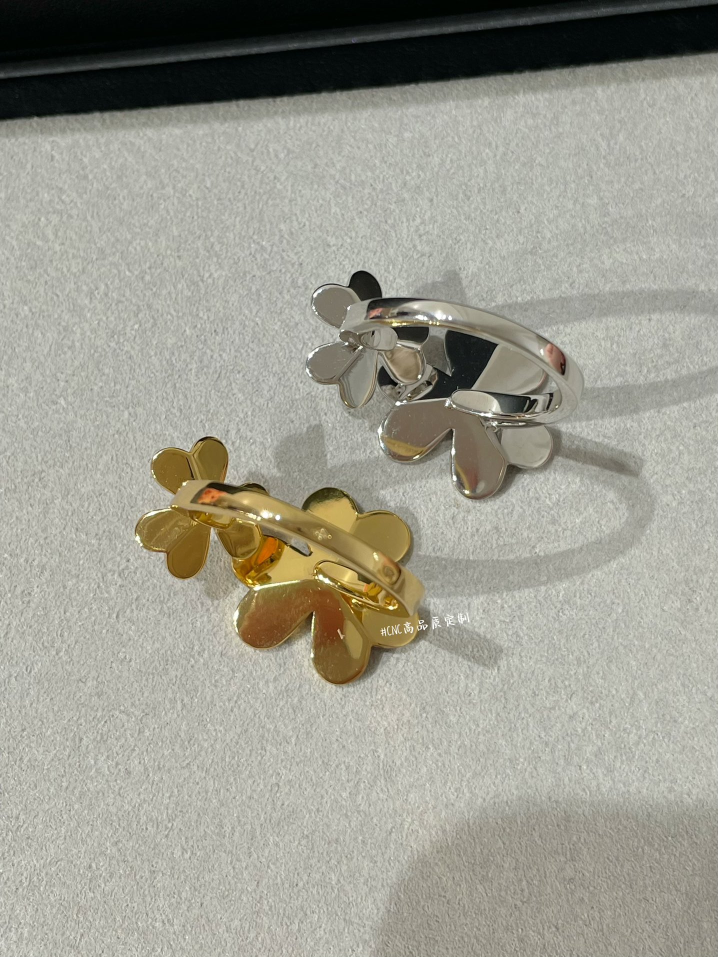 VCA 2 Flowers Frivole Between the Finger Ring - Image 14