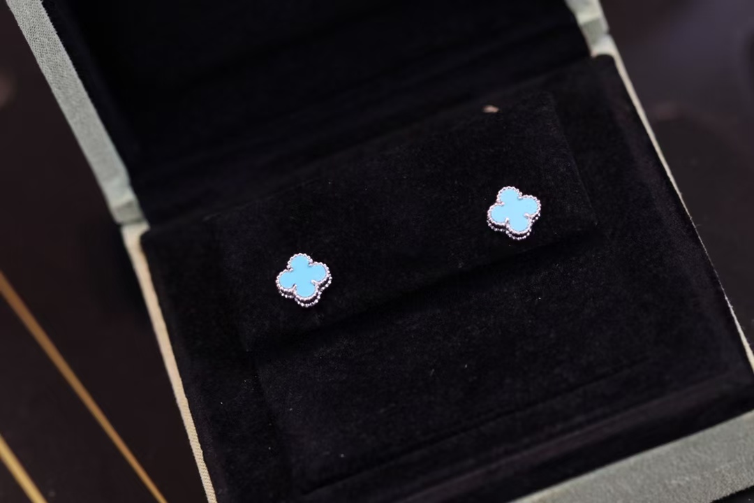 VCA Sweet Alhambra Earstuds Earring - Mini - Image 4