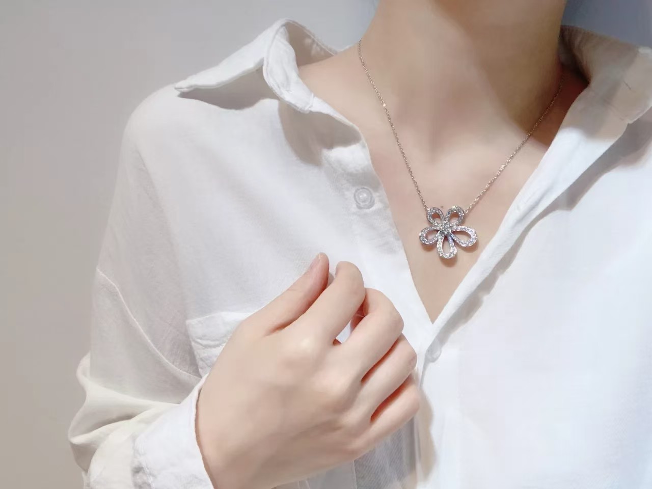 VCA Flowerlace Pendant Necklace - Image 4