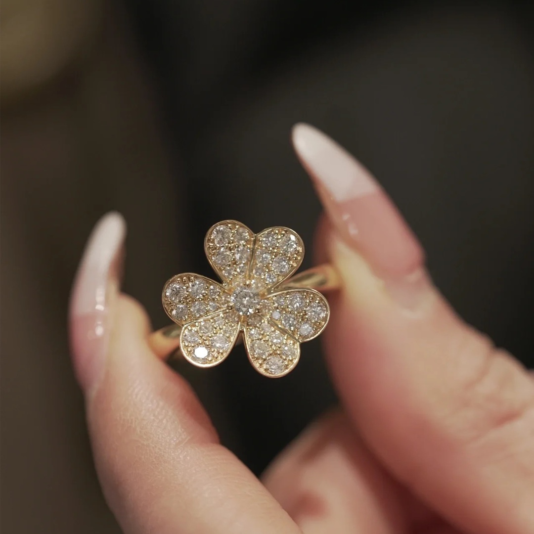 VCA 1 flower Frivole Ring