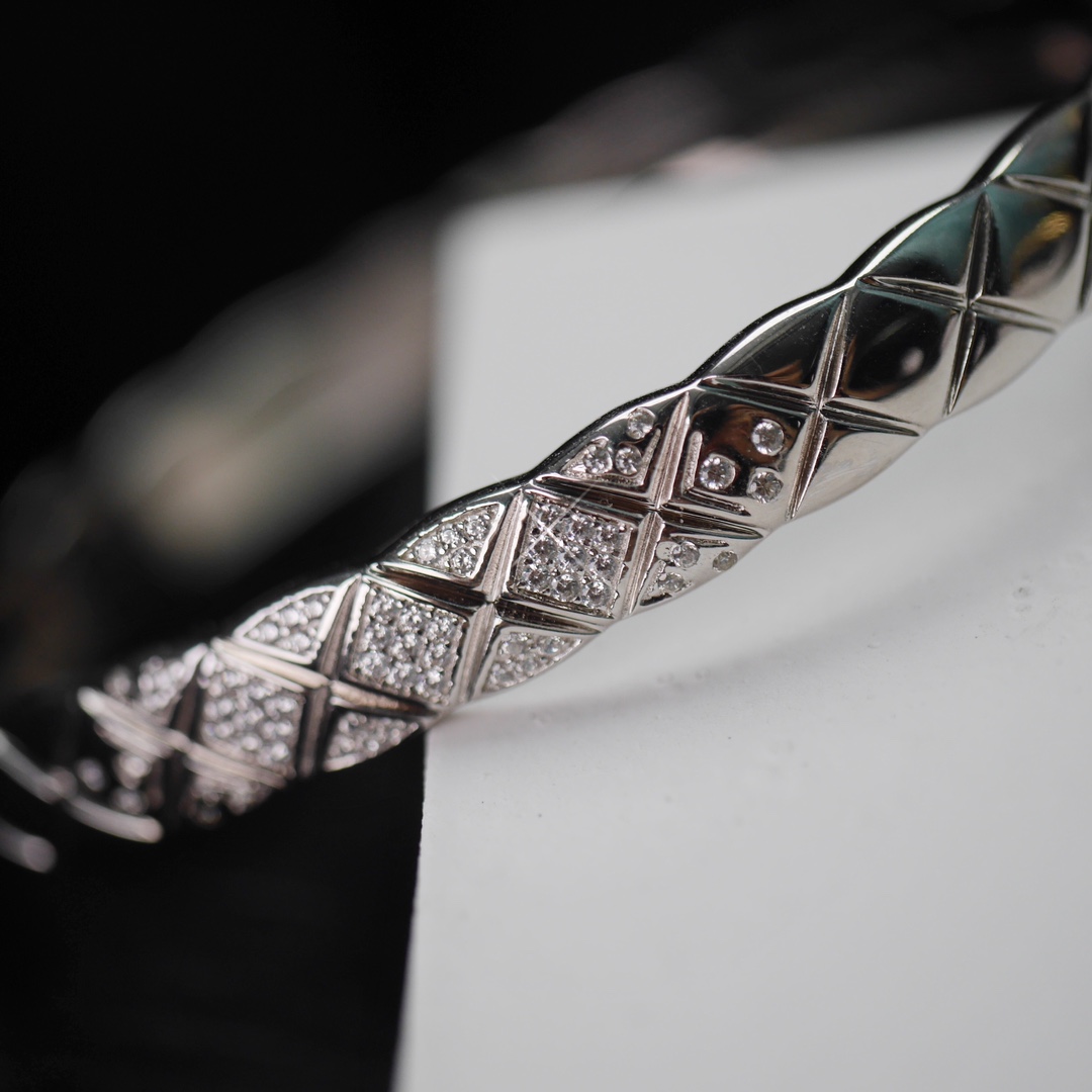Chanel Diamond Coco Crush Bangle Bracelet - Wide Version - Image 13