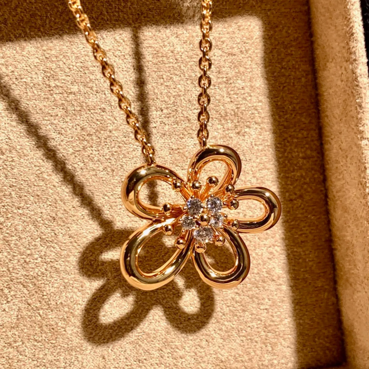 VCA Flowerlace Pendant Necklace - Image 3