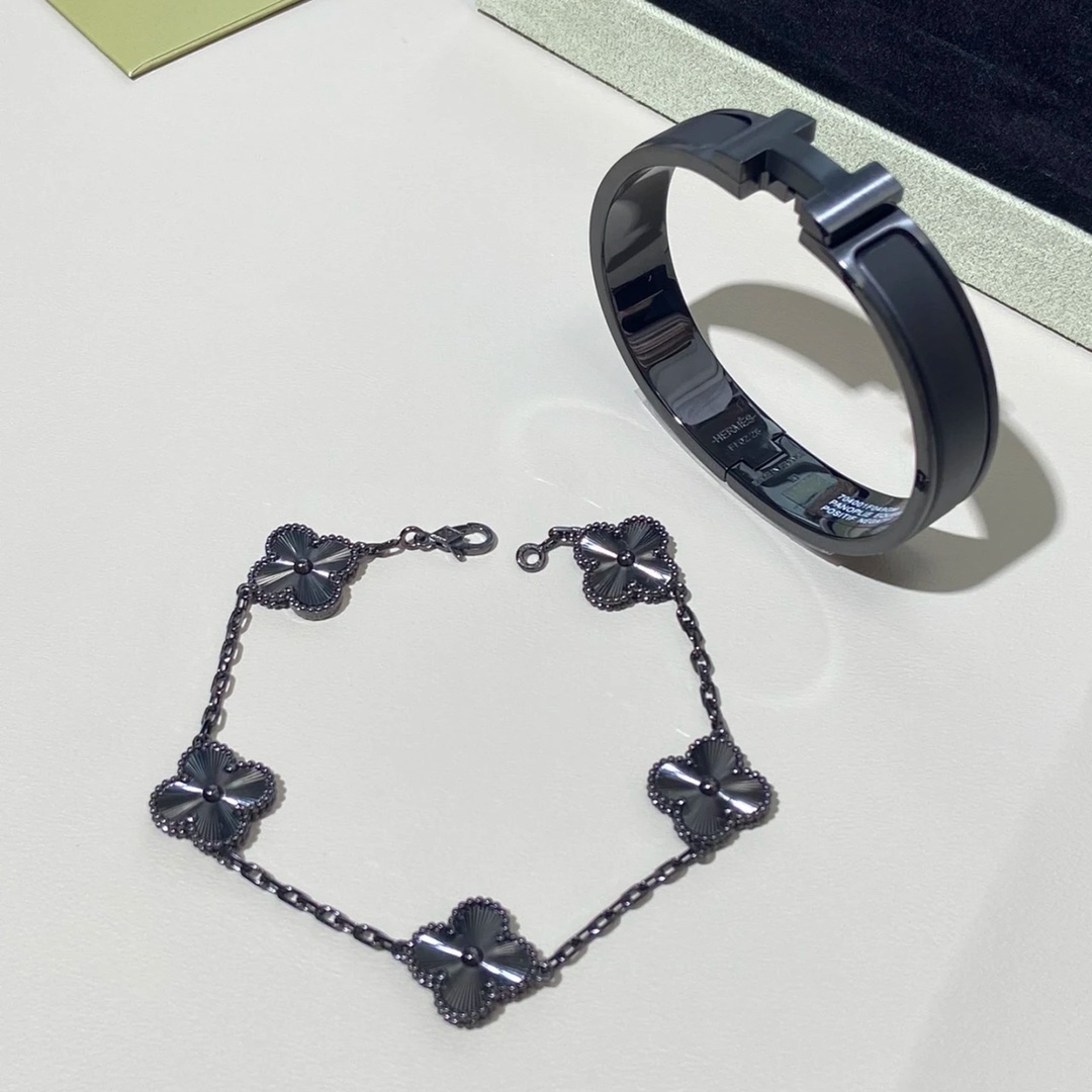 VCA Darth Vader Black Vintage Alhambra 5 Motifs Bracelet - Image 10