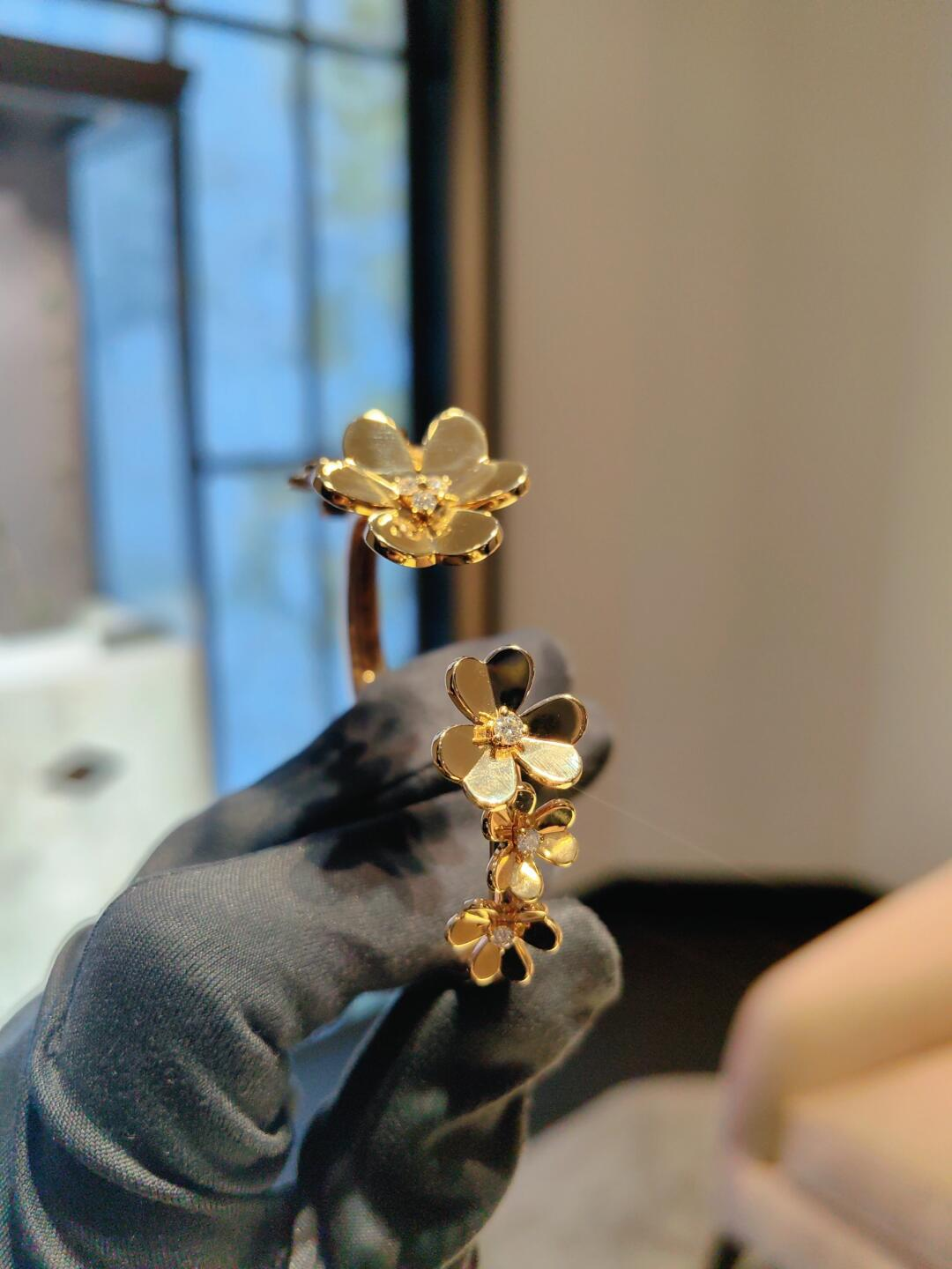 VCA Frivole 7 Flowers Bangle Bracelet