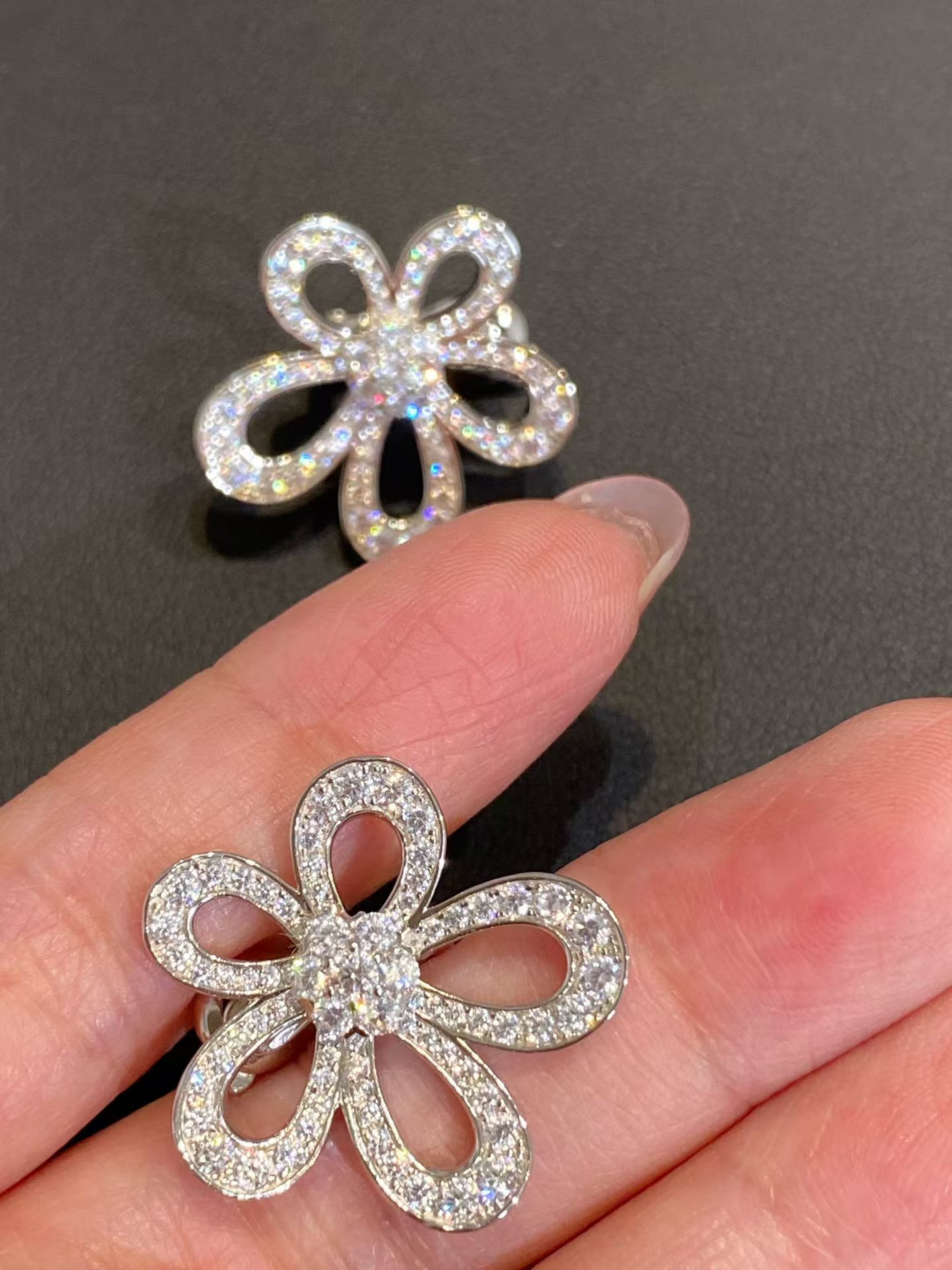 VCA Flowerlace Earrings - Image 4