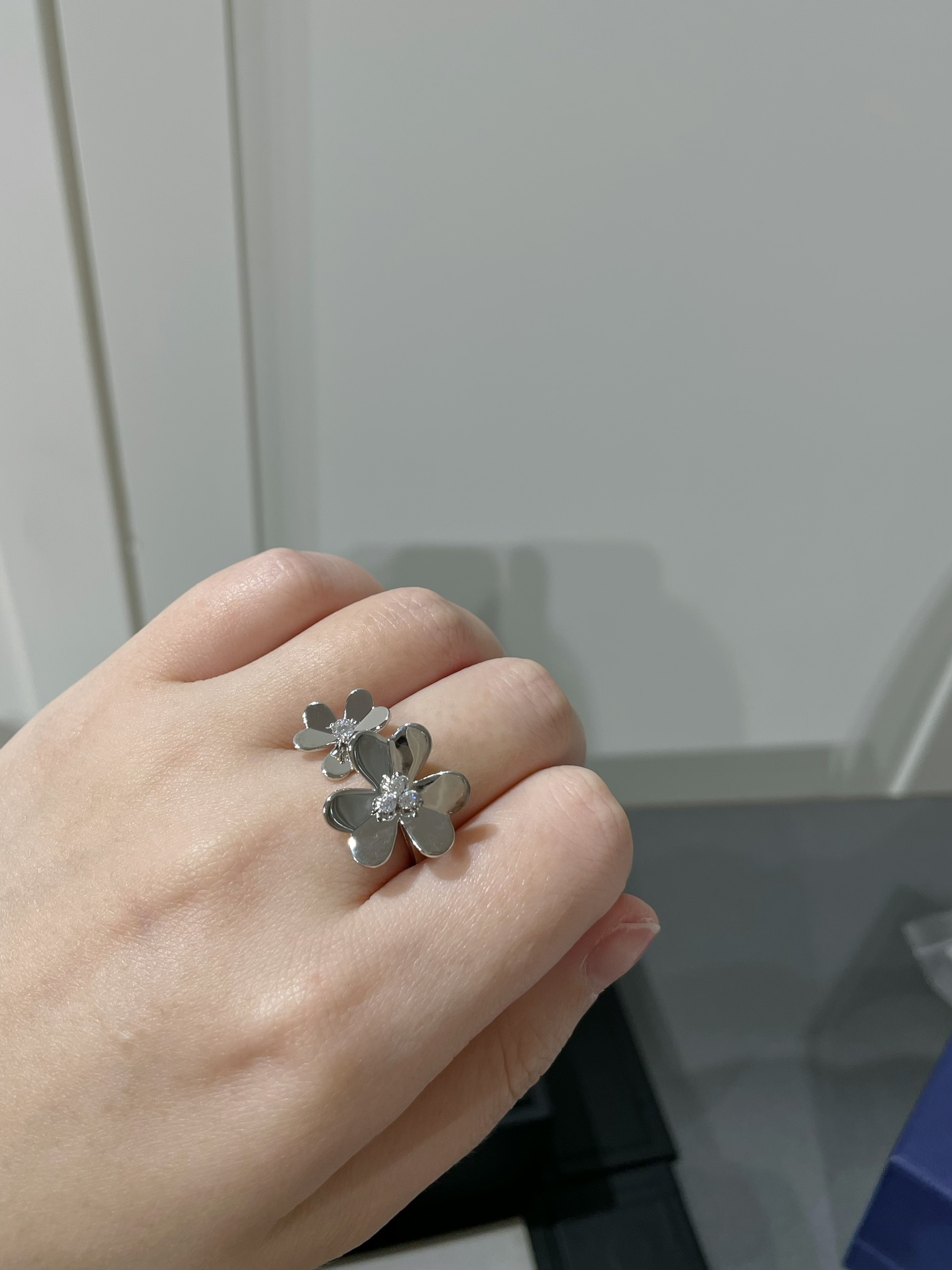 VCA 2 Flowers Frivole Between the Finger Ring - Image 6