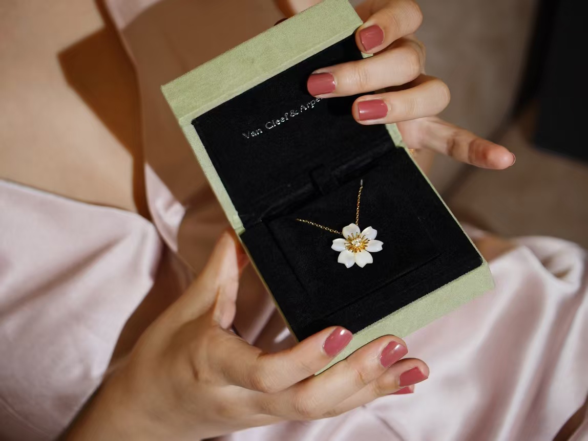 VCA Rose de Noël Pendant Necklace - Mini - Image 2