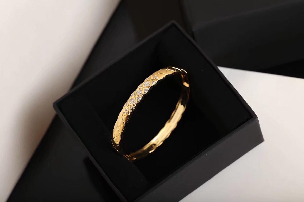 Chanel Diamond Coco Crush Bangle Bracelet - Wide Version - Image 7