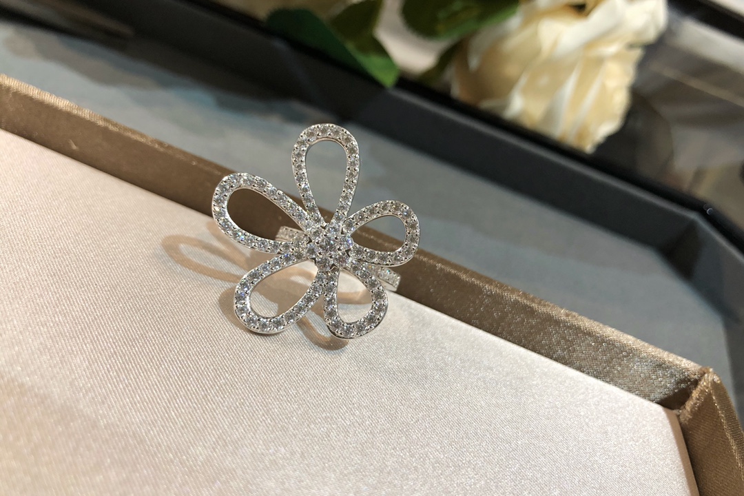 VCA Flowerlace Ring - Image 6