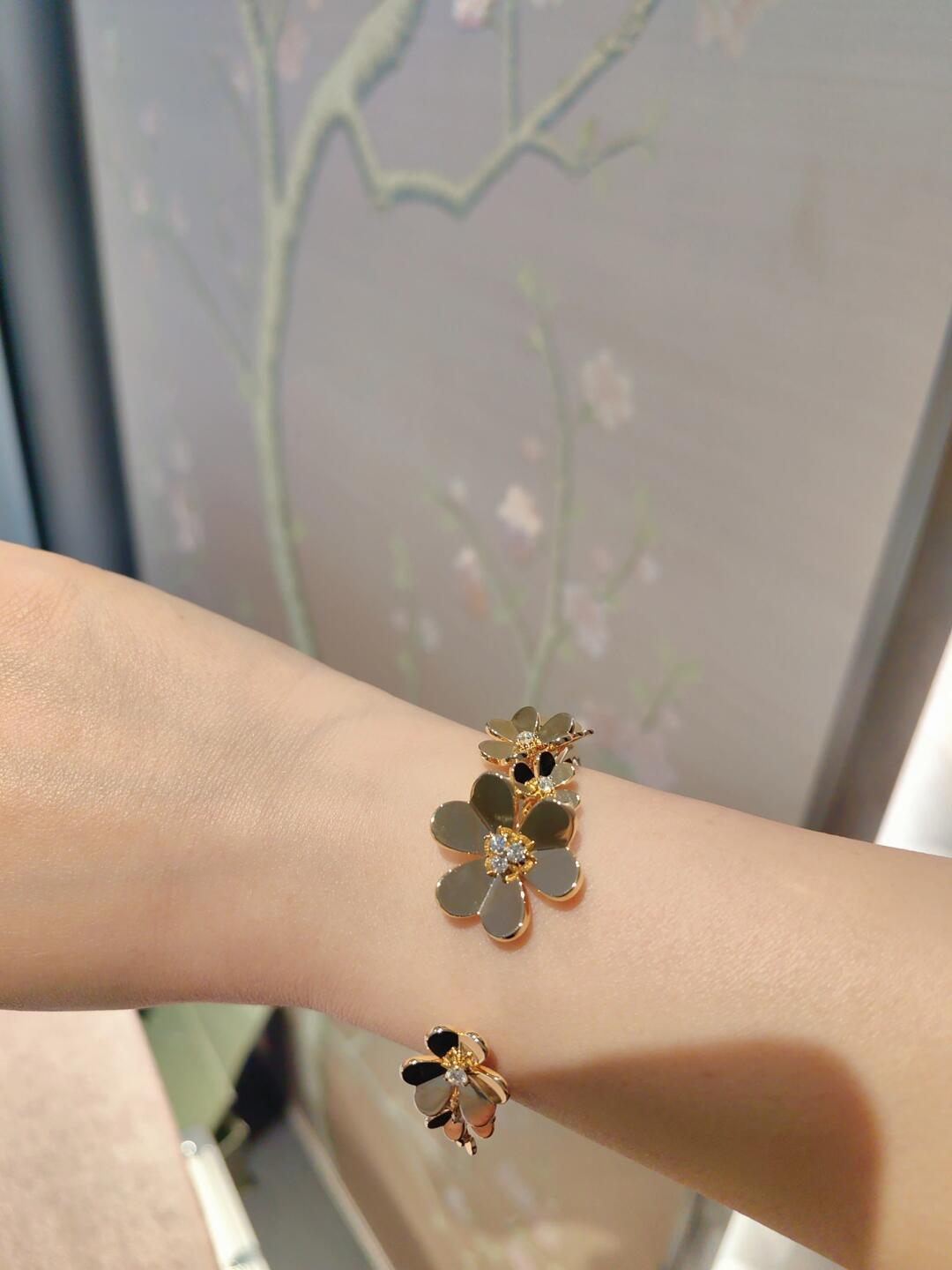 VCA Frivole 7 Flowers Bangle Bracelet - Image 9